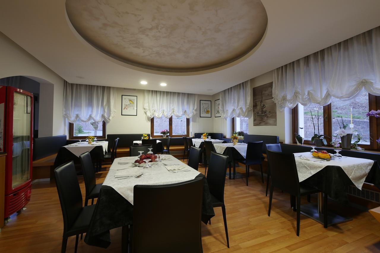 Albergo De March Farra d'Alpago Exteriör bild