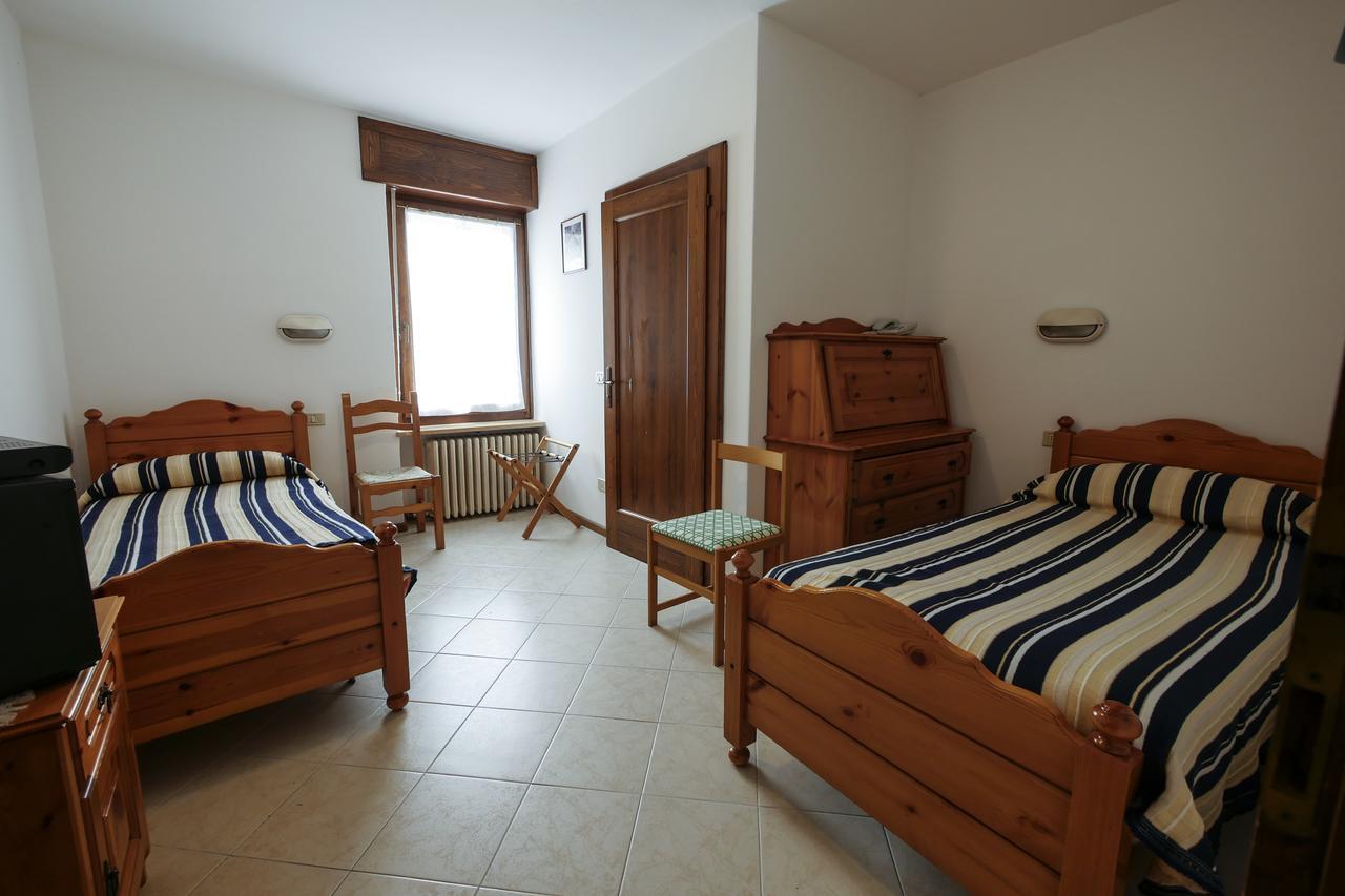 Albergo De March Farra d'Alpago Exteriör bild