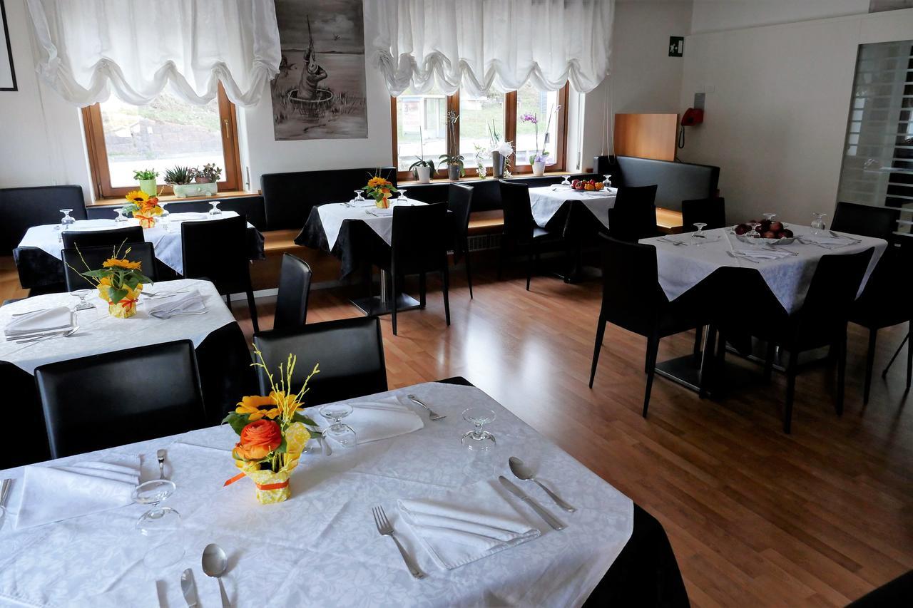 Albergo De March Farra d'Alpago Exteriör bild